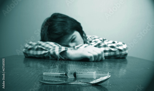 Obraz na płótnie young guy and drugs w salonie