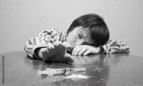Obraz na płótnie young man raises his hand to drugs w salonie