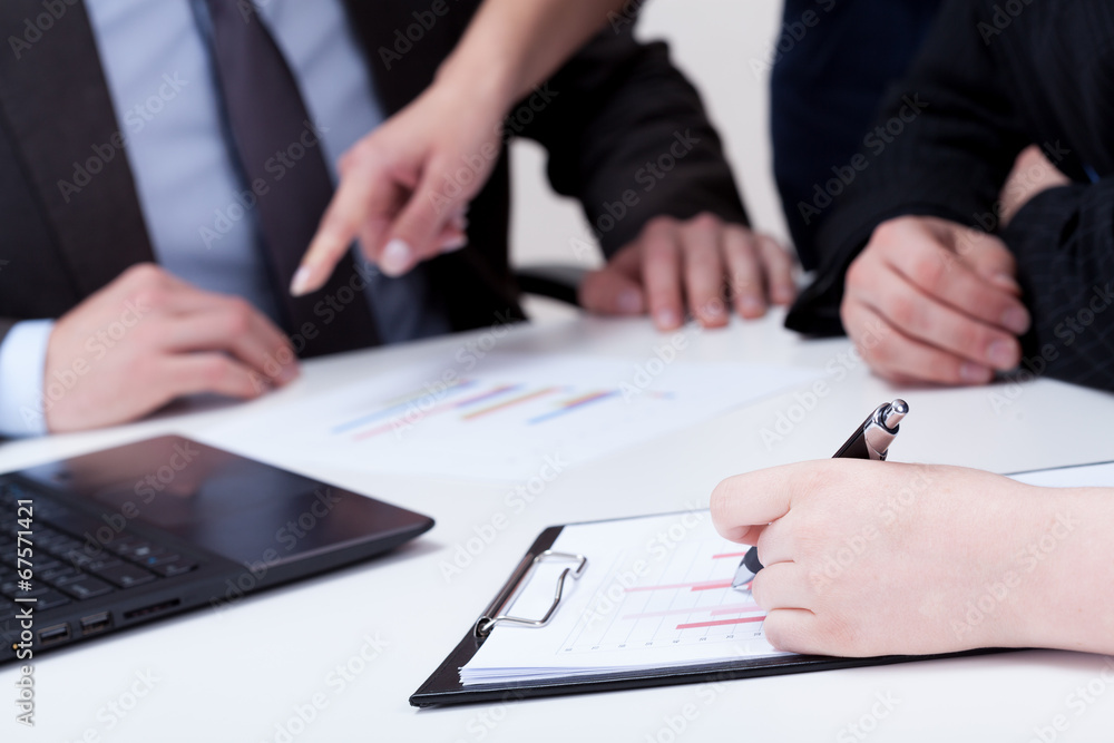 Obraz premium Discussing about data on business meeting