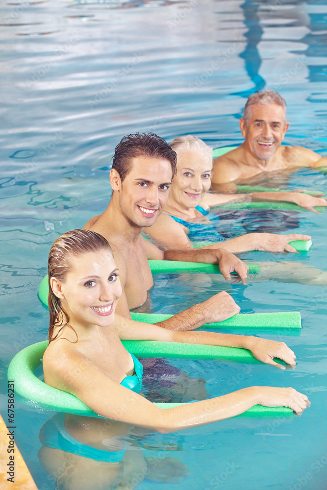 Leute machen Aquafitness als Rückentraining Leute machen Aquafitness als Rückentraining