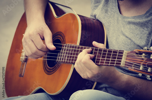 Fototapeta Mężczyzna gra na gitarze