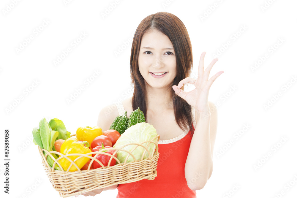 野菜を持つ笑顔の女性 野菜を持つ笑顔の女性