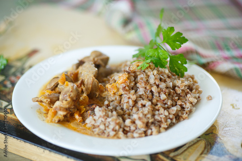 buckwheat cooked with stewed chicken gizzards