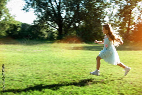 Bambina che corre nell'erba