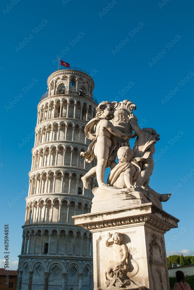 Torre pendente di Pisa, campanile e statua degli angeli