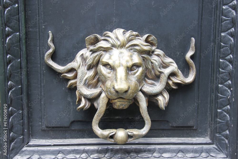 Poignée de porte Lion d'un immeuble ancien à Paris