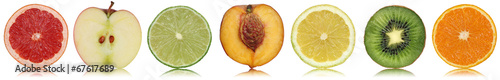 Gesunde Früchte wie Apfel, Orange und Zitrone in einer Reihe