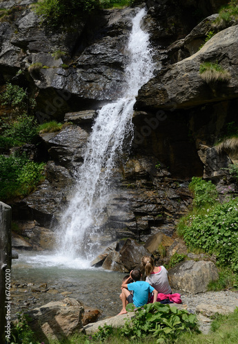 cascata covel con persone