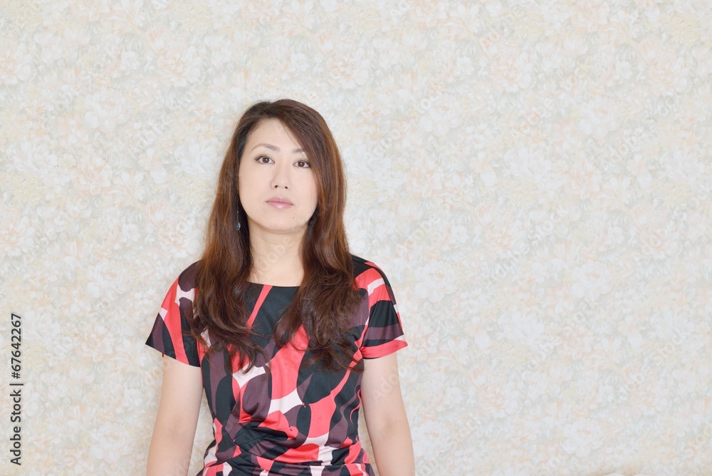 白い壁紙と女性 白い壁紙と女性