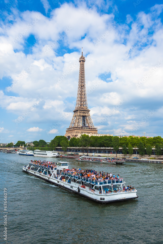 Naklejka premium The Eiffel Tower and seine river in Paris, France