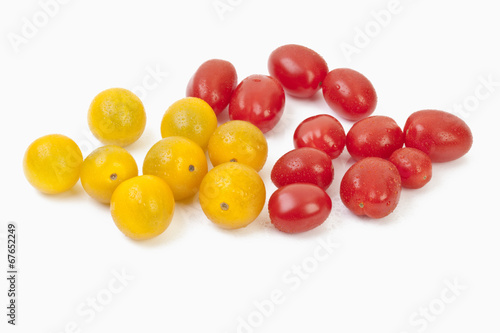 Rote und gelbe Tomaten auf weißem Hintergrund