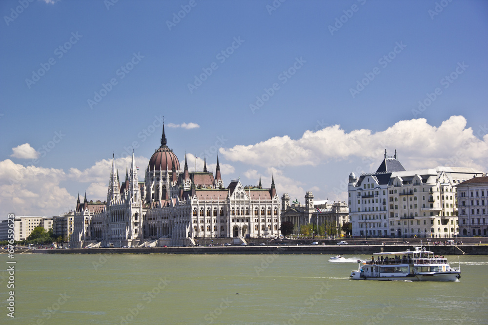 Obraz premium Parlamento Budapest con barco