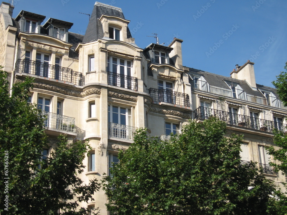 Façades d'immeubles parisiens en été Façades d'immeubles parisiens en été