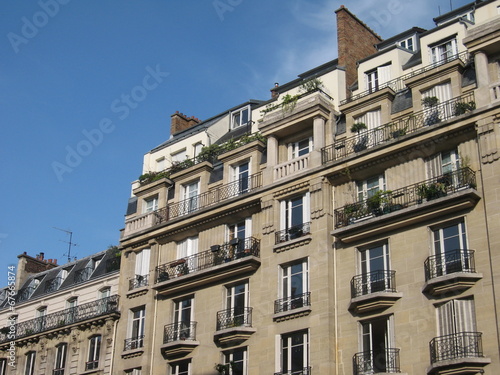 Appartements parisiens avec balcons © DigitalContentExpert