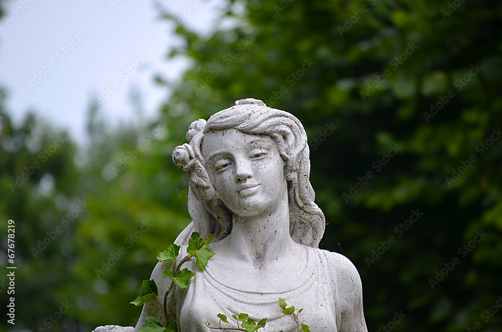 Kopf einer Frauenstatue im Park