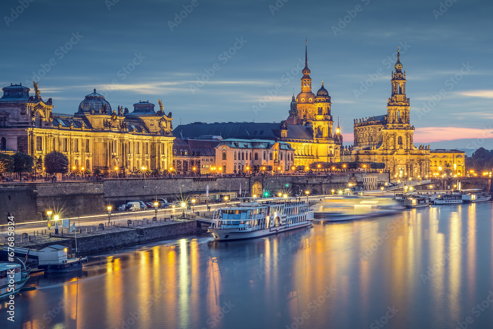 Obraz premium Dresden, Germany cityscape on the Elbe River.