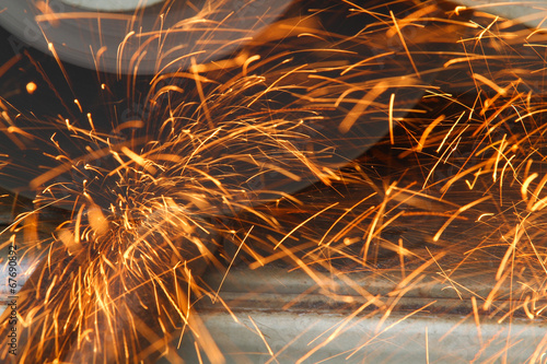 金属カッターと火花