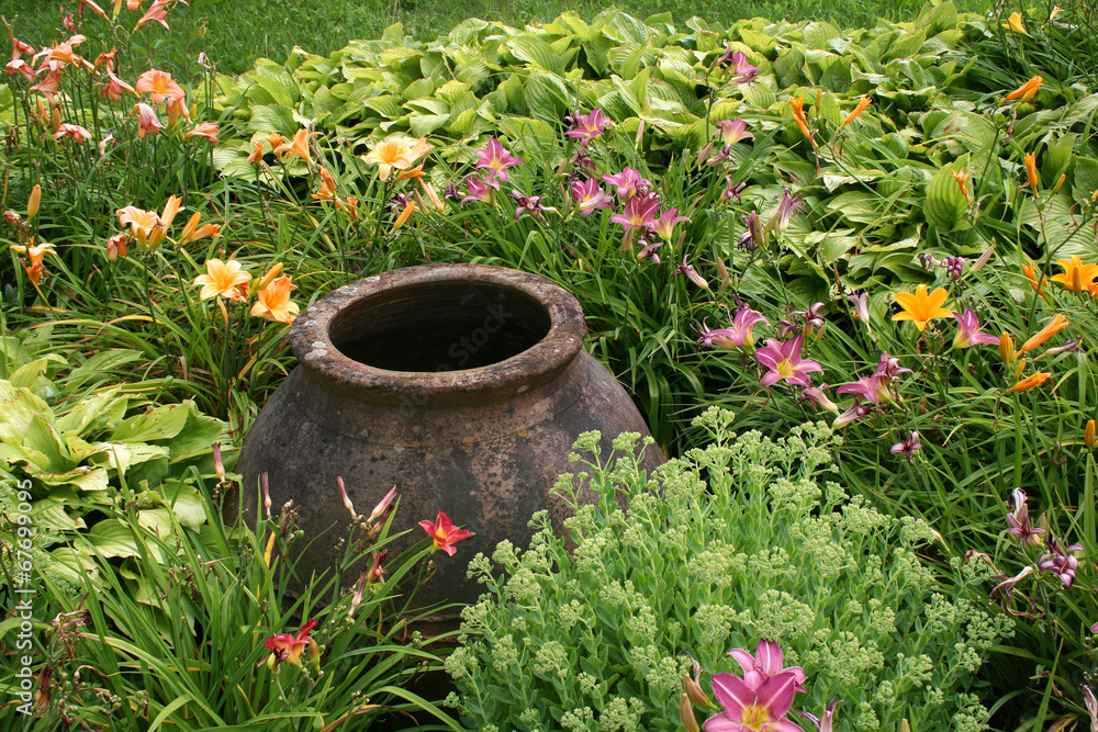 Amphore mit Blumen StockFoto Adobe Stock