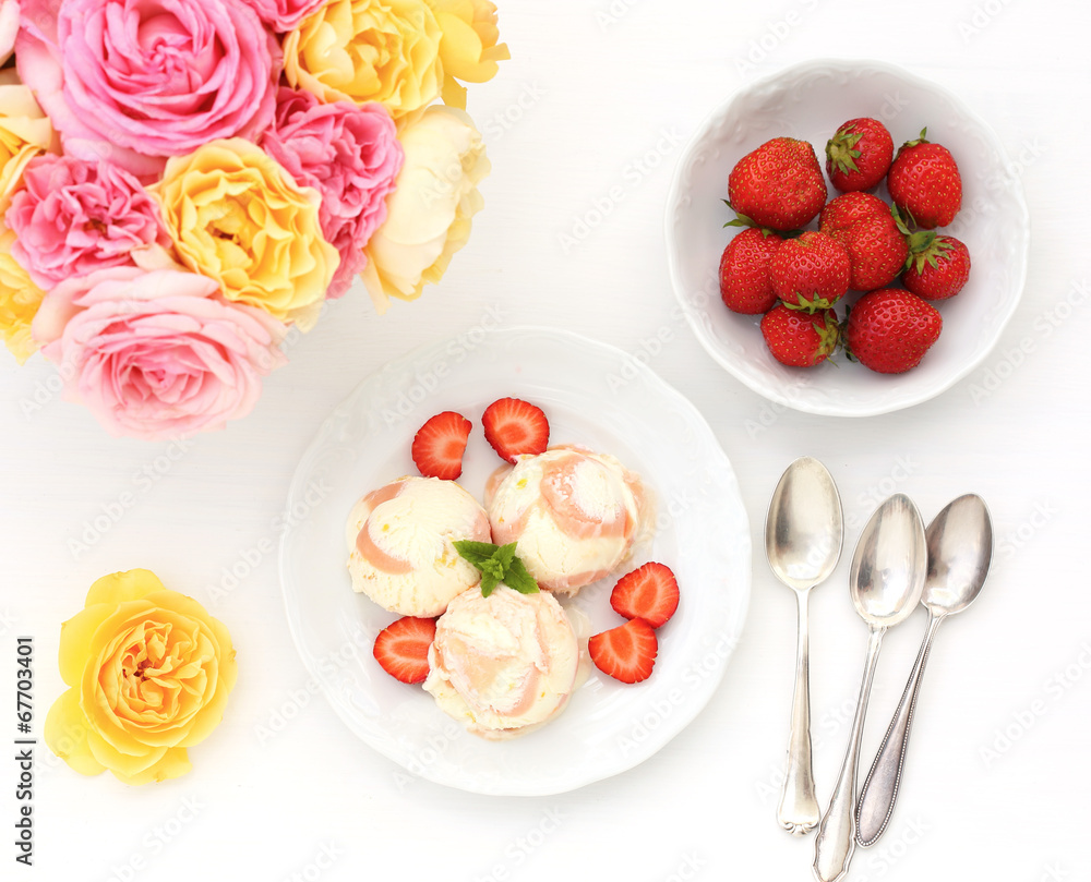 Ice cream with fresh strawberries