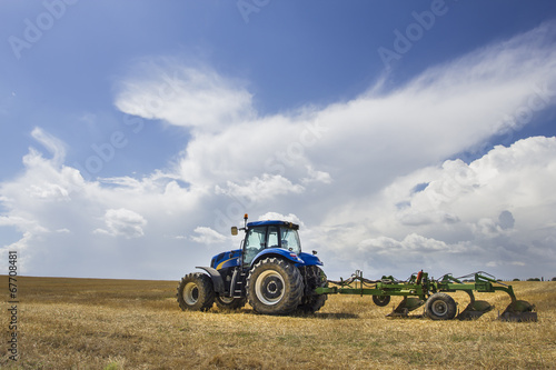 Trattore nel campo di grano