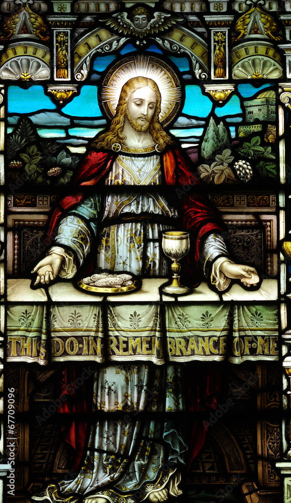 Obraz premium Jeuss with braed and a cup of wine in stianed glass