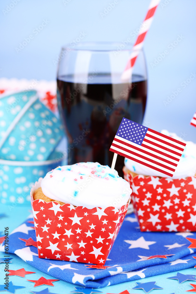 Fototapeta premium American patriotic holiday cupcakes and glass of cola
