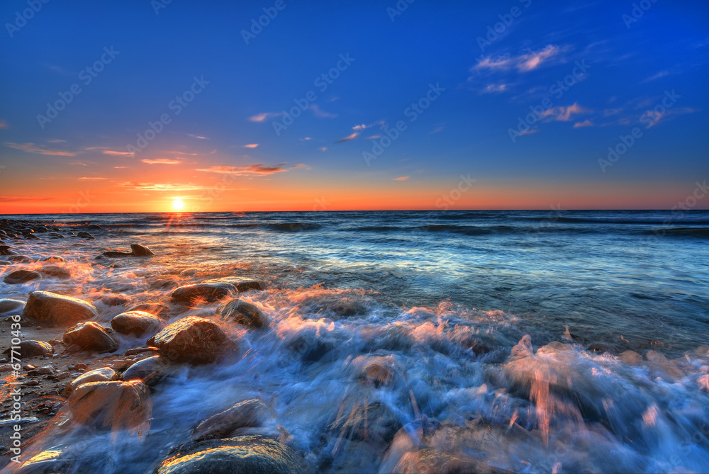 Obraz premium Sunset over the Baltic sea. The pebbly beach in Rozewie