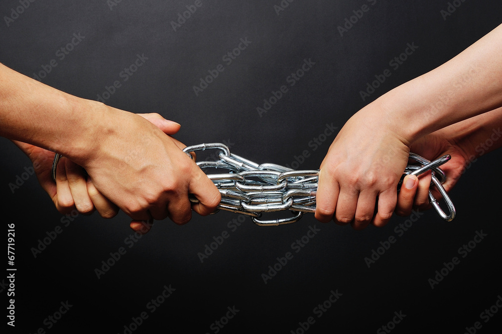 鎖を引き合う二人の人間の手 Stock Photo Adobe Stock