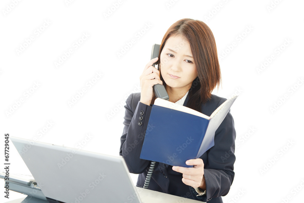 不安な様子の女性 不安な様子の女性