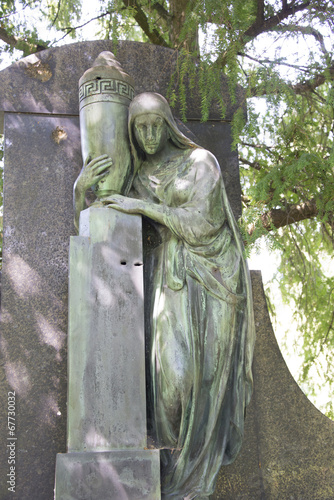 Statue hält Urne