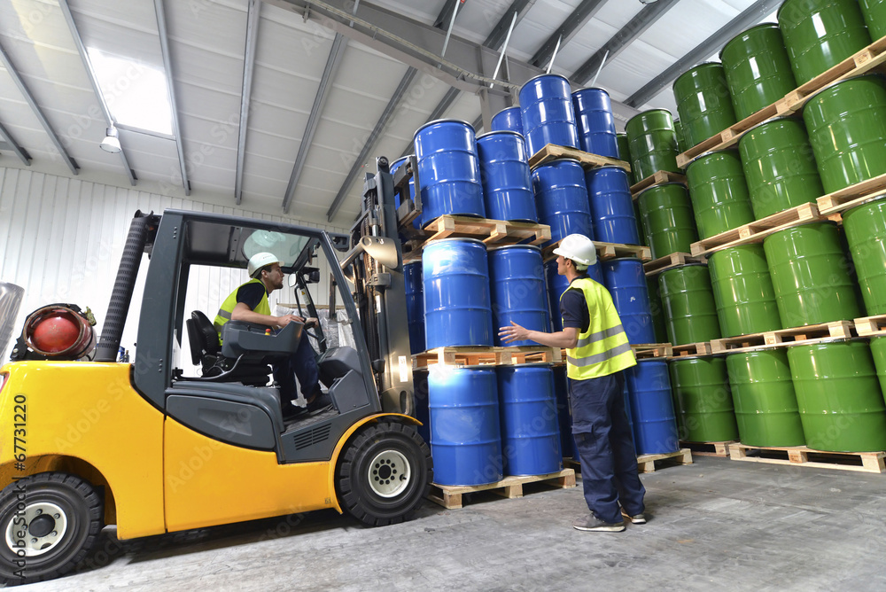 Naklejka premium Teamwork in der Logistik // workers in logistics company