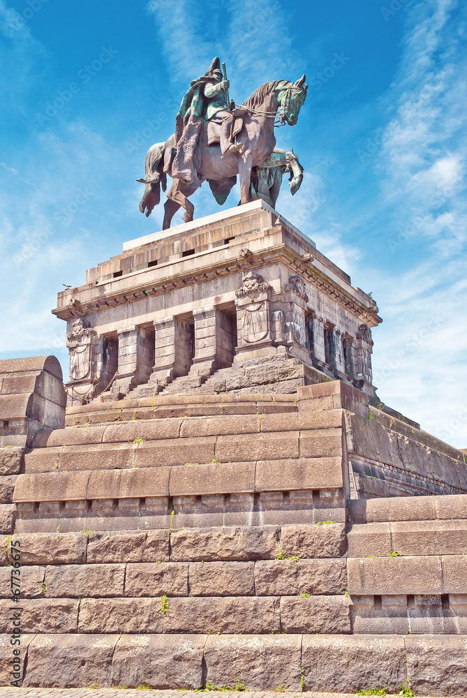 Obraz premium Wilhelm I. als Reiterstandbild am Deutschen Eck in Koblenz