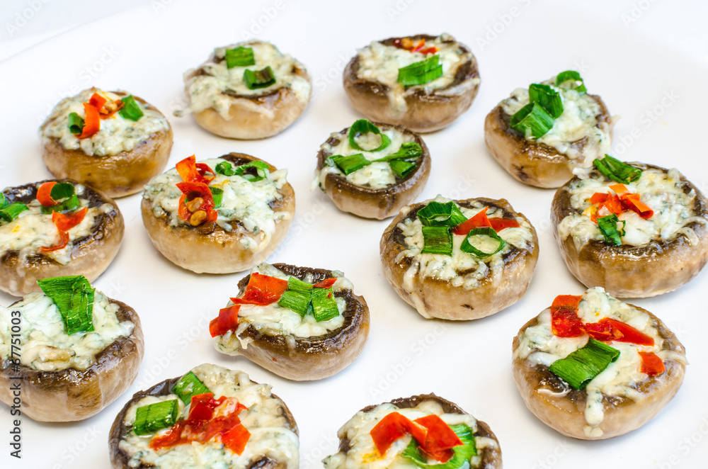 Baked muhrooms with blue cheese, red pepper and spring onion Baked muhrooms with blue cheese, red pepper and spring onion