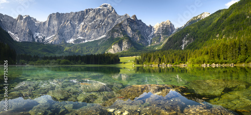 Fototapeta Naklejka Na Ścianę i Meble -  Laghi di Fusine,panorama górskiego jeziora w Alpach włoskich