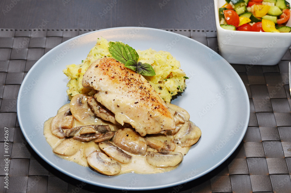 Chicken breast with smashed potatoes and vegetable salade Chicken breast with smashed potatoes and vegetable salade
