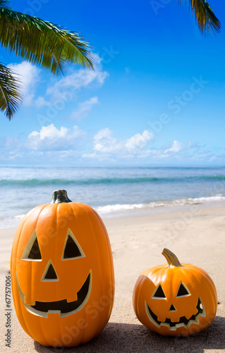 Halloween pumpkins on the beach © ellensmile