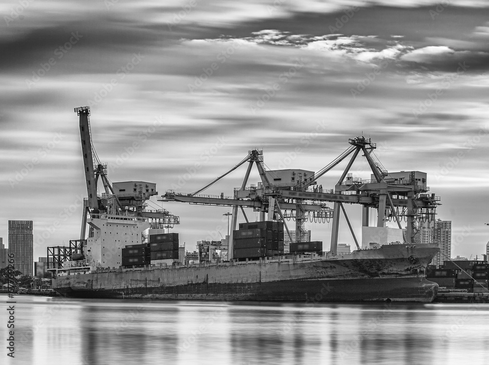 Obraz premium Container Cargo freight ship with working crane