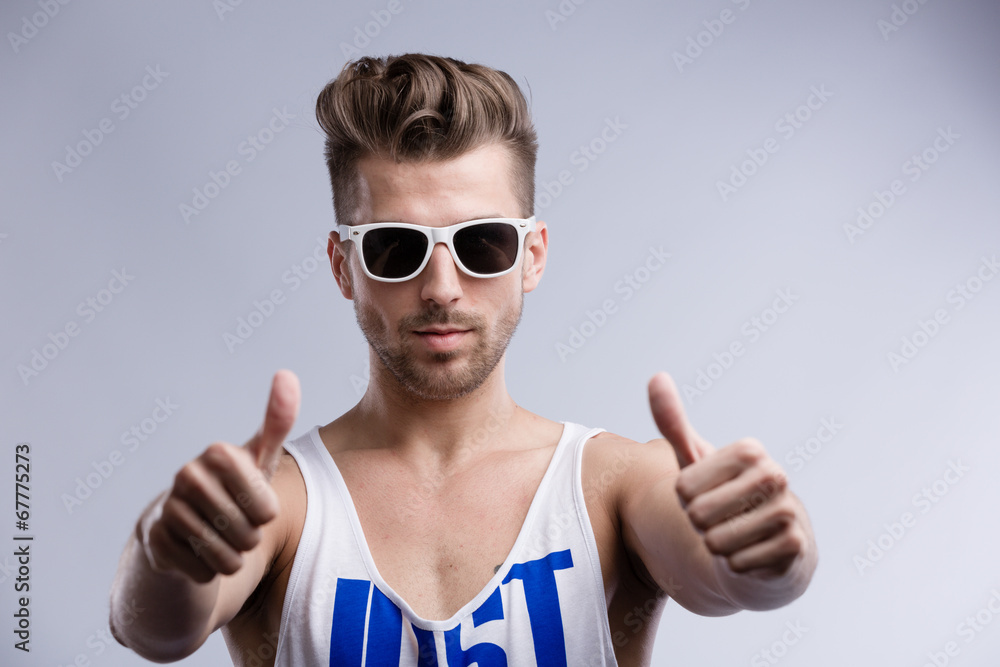 cooler Typ mit Daumen hoch cooler Typ mit Daumen hoch