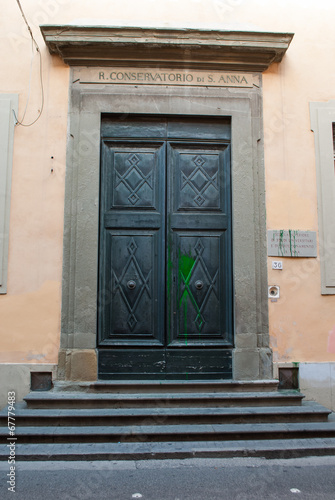 Portone verde ingresso vecchio palazzo signorile, Pisa