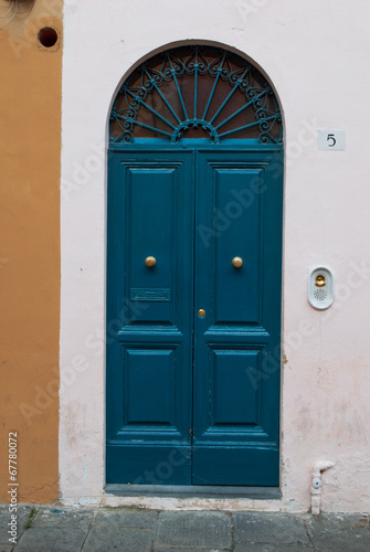 Portone azzurro ingresso vecchia casa, Pisa © Andreaphoto