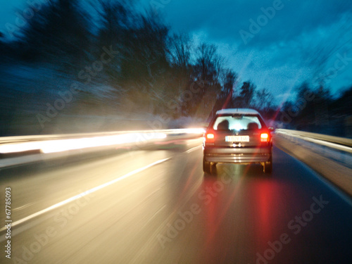 Auto bei Nacht im Gegenverkehr