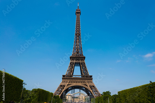 Eiffel tower on bright summer day © Elnur