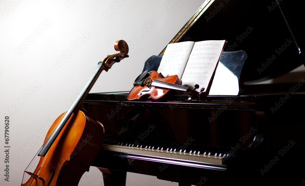 Naklejka premium Koncepcja muzyki klasycznej: wiolonczela, skrzypce, fortepian i partytura