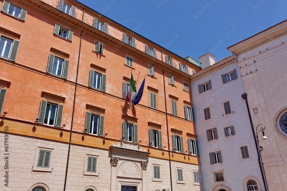 Immeuble ocre, ciel bleu, Rome