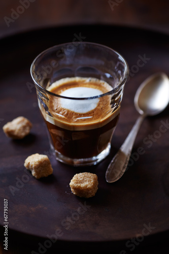 Cuadro en lienzo Glass of Espresso Macchiato with Brown Sugar