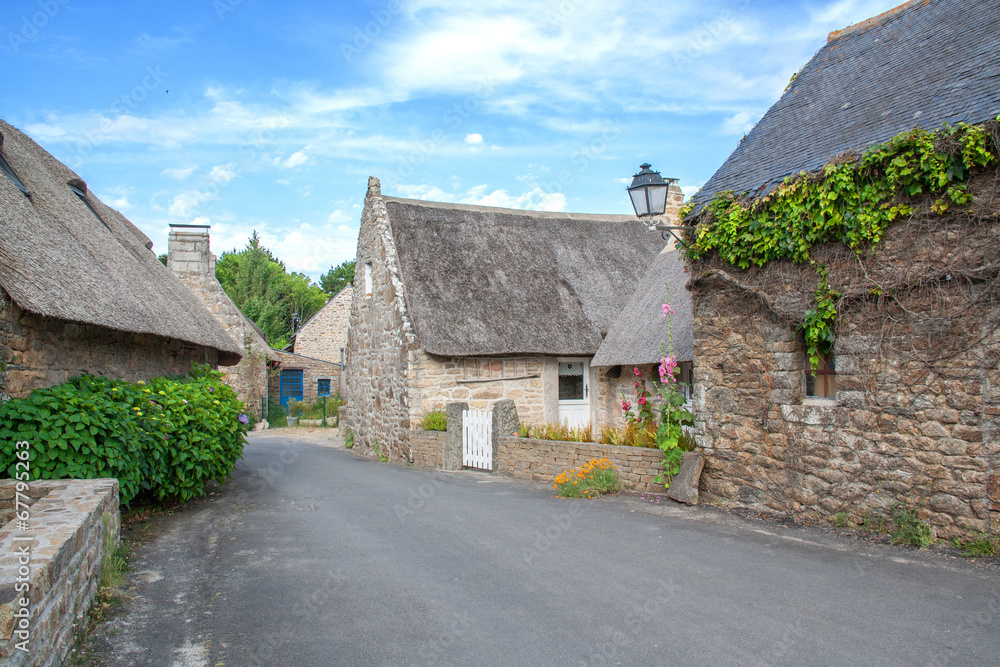 Fototapeta premium Chaumières bretonnes à Kérascoet, Finistère, Bretagne