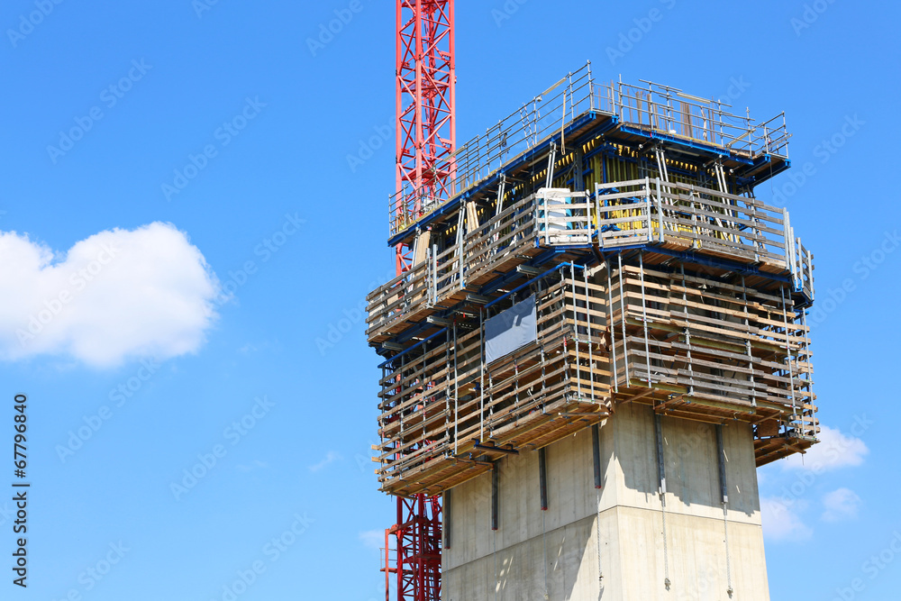 Betonverschalung an Brückenpfeiler Betonverschalung an Brückenpfeiler