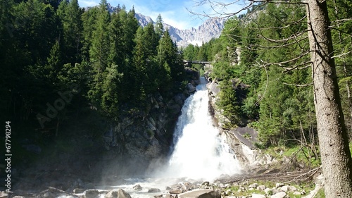 Cascata tra i boschi nelle Alpi