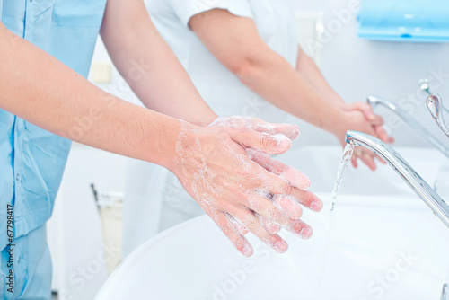 Принти на полотні Surgeon washing hands before operation