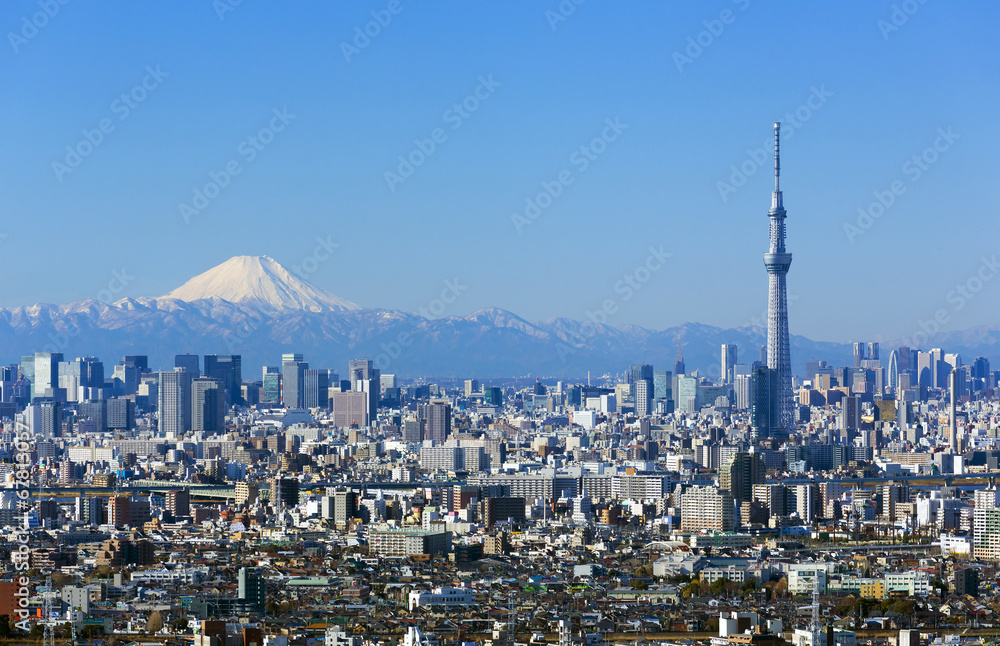 Naklejka premium [Pejzaż Tokio] Czyste, błękitne niebo, z widokiem na górę Fuji i Tokyo Sky Tree, drapacze chmur w centrum Tokio